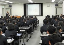 �����͐猴�䍂�Z���Ȃ̂Q�N�����P�R�O�l���Q������