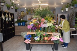 �G�߂̉ԂȂǖ�R�O��ޔ̔����Ă���