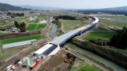 �����N10�����̊J�ʂ����\���ꂽ����57���k���������[�g�B�ʐ^�͍���ɉ˂��鍕�싴�i�S��83�E�T���j���܂ލ�����싴�i���S�S�S�������h�s�Ԑ��n��j�B�ʐ^��ւƑ������H�͂i�q�L��{�����܂�������57���Ɛڑ�����