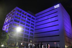 �֌W�҂�����钆�A�i���В��̍��}�Ŗ{��/�F�{���Ə����̊Ǘ����Ƃl�P���̂Q���ɐF�̃��C�g�𓔂���