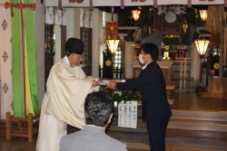 �����́A�O�c�m�m�s�s�����{�F�{�x�X���炪�����_�Ђ�K��u�����Ί_�v���[����