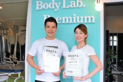 �s���m��q��\�i�E�j�ƁA��B����NESTA�F��u�t�ƂȂ����s���B�w�b�h�g���[�i�[