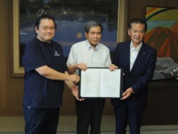 ���菑����ɋL�O�B�e���鍶���璆���В��A������v�F�{���m���A������������s��