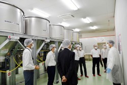 ��10��̔��董�i�^���N�̑O�Ő����𕷂��Q���҂���