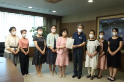 �v�]�����o���邳�������o�[�W�l�Ǝ󂯎�銗����v���m���B�u�i�������̃g���[�h�}�[�N�ł���j�����̖@��i�͂��сj�A�}�X�N�͑S�ė����ꂽ�v �i�L�������j���߁A���������o�[�͊e�����ŏo�Ȃ���