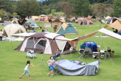 �X��20���̕��|���L�����v��i�R�s������j�B�J���t���ȃe���g���������сA���p�q�͎v���v���ɑ厩�R�𖞋i����