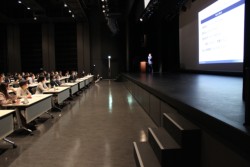 ���F�{��z�[���E�V�r�b�N�z�[���ŊJ���������J�Z�~�i�[�B�V�T�l���Q�����o�c�҂̃r�W�����𕷂���