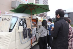 �R�~�[�_�E�f�E�o�^�^���񋟂���|�e�g�`�b�v�X�͎q�ǂ�������30�`40�㏗���𒆐S�ɐl�C�B�����ς肵�����t���ƁA�قږ��Y���Ƃ���������肪�A�������s�[�^�[�������Ă��闝�R�Ƃ���