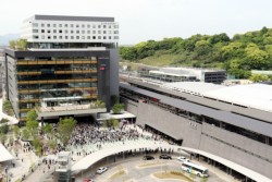 ���S��23���ɊJ�Ƃ���JR�F�{�w�r���̑�^���Ǝ{�݁u�A�~���v���U���܂��Ɓv�i�F�{�s����t��3���ځj