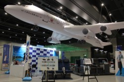 �������ɂ͑�^�̖͌^��e��̌��u�[�X�Ȃǂ�z�u����