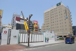 �O�H�����s�s�J���i�����s�j���P�P�K���āA�Q�S�V�����J�Ƃ��鉺�ʂQ���ڂ̌��ݒn�B�ʐ^�E�̓r�W�l�X�z�e���u�q���a�z�e���F�{���ʁv�B�������ɌF�{���V���g���z�e���v���U������A��т͌����ɂȂ肻����