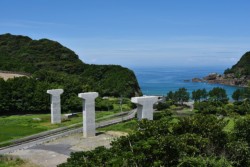 �����V�i�C�ɖʂ����V�������̐��C�݂�ʂ鍑��389 ���u���c��o�C�p�X�v�̍H������B�ʐ^�͓V���s���c��̏��c���n����܂����u�P�����v�i205���j�̋��r