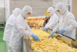 �u��B���h�H��v�œ����]�ƈ��̖�V����n���ō̗p�����B���Y�̐��m���Ɍ����A�p�����č̗p�����{���Ă����Ƃ����B�ʐ^�͗g���オ�����|�e�g�`�b�v�X����ł����������̂�I�ʂ���]�ƈ�