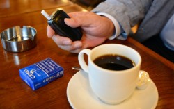 �����ЃI�����C���X�g�A��S���̃R���r�j�ȂǂŔ̔����Ă���V���i