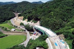 ������266���]�F���g���H���Q�H��̂Q�����i70�E�Tm�j�t�߁B�ʐ^�����q�x�����i�ʐ^�E���V���L��{���y�ؕ��񋟁j