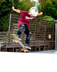 �F��s�������̃A�E�g�h�A�{�݁u�E�L�E�L�p�[�N�v�ŃX�P�[�g�{�[�h�̗��K�ɗ�ށA���w1�N���̏��{�݉��i�����j����B���ɂȂ�Ȃ��X�|�[�c�Ƃ��č�N���痬�s��o���A�����ܗւ̓��{���̉��i���ő傫���΂��t�����g�X�P�{�[�M�h�͌����ł��傫�����܂��Ă���