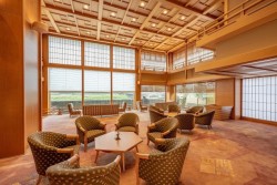 �����R���Ԃ���̗��̂P�K���r�[�B���J���͓V��߂��܂ŐZ�������Ƃ���