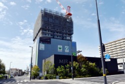 ���i�q��B���F�{�w�r���쐼���אڒn�Ɍ��݂��Ă���u�l�i�q�F�{�U�E�^���[�v