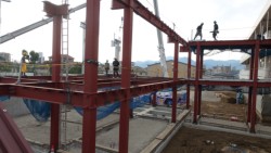 �Z���~�n�쑤�̃e�j�X�R�[�g�Ɍ��݂��Ă���