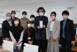 �ō��͓����ˎq�L���j�XSLP�S������A�����͏o�c�h�O�w���A�ŉE�͋T��R�I�q���ǂ��w�Ȋw�����B�iSLP��Service Leadership Program�j