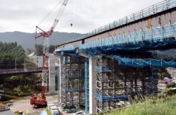 ����B�V�����̍��˂̏���Ȃ��Ï��񋴁i��298m�j�̏㕔�H�H���B30m�𒴂��鍂��������A��^�N���[����p���������H�����}�s�b�`�Ői��