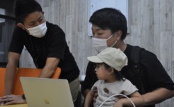 ���k�u�[�X�ŁA�S���҂̃A�h�o�C�X���󂯂闈�K��