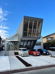 ���Ɨe�g��ɔ����V�z�����{�Ў������B���Ђł͎��Ȏ��×p�̃Z���~�b�N��C���v�����g�Ȃǂ𐻑��E�̔����Ă���