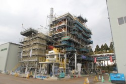 �؍ނ�R�Ă�����{�C���[�{�݁B�R���ɂ������^�]���n�߂�\��B�R���͊Ԕ��ނ���u�ނȂǌ��Y�܂ލ��Y��