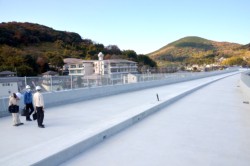 �㕔�H�̈ꕔ��ԁi�P�U�P���j���P���Ɋ������A���X�Ɍ`�������u�r��C���^�[���v�B���Ɍ�����̂��r�㏬�w�Z