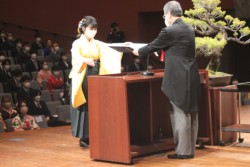 �����Ə؏����󂯎��Ō�w�Ȃ̑��Ɛ�