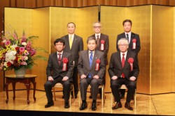 �����m�����͂݋L�O�ʐ^�ɔ[�܂��܎҂̖؉������i���j�ƐԒr�����i�E�j�A��񍶂��؉�������