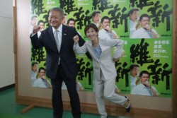 �u���[�́A�n�C�I�v�B����|�[�Y���Ƃ鏼�쎁�i�E�j�Ɣn�ꋤ����\