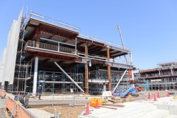 ���݂��i�ރ��C���{�݂̓S������R�K���ĂQ���فB�L�����p�X�L����͂ނ悤�Ɂu���v�̎��^�Ɍ���������