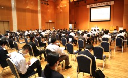 ホテル熊本テルサで開かれた通常総会、実会場とオンラインによるハイブリッド開催。会員企業は正会員９８社・個人１人、特別会員５２団体