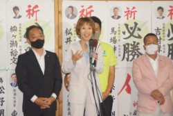 ���m���󂯁A�񍐉���J�����쎁�i�����j�B�E�͉��I�����A���͈ېV�����E�e�z���̓n�Ӓ��c