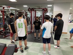 ���Z�ɂ����C�����ɑS�̂ō��Z����90�l���Q�������B�ʐ^�̓g���[�j���O�w������������ݍZ��