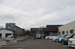 �Q�X����݂���u�V���o�[�n�E�X���_�v�Ɓu�f�C�T�[�r�X���q�v�i���j