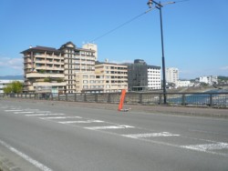 �勴����]�ނ���̗��i���j�ƉE����J�{��