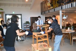 �Ƌ�f�U�C�i�[�̃n���X�E�i�E�E�F�O�i�[���f�U�C�������u�x�`�F�A�v�łЂ��̕҂ݍ��݂����ۂɑ̌�����Q����