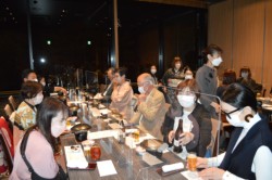 ���e��ɏW�܂����Ȃł���������֌W��