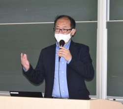 �u�t�@�[�X�g���e�C�����O(���j�N��)�̃T�X�e�i�u���o�c�v���e�[�}�ɍu������V�c�K�O�E���t�@�[�X�g���e�C�����O�O���[�v���s����