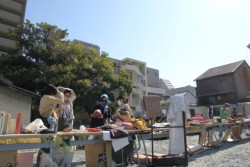 �a�̎s�̏��i�Ɍ����闈��ҁB���i�͌Ò��n��ŉ�̂��ꂽ�����ɂ������H���Ƌ�A�G�݂ȂǁB�C�x���g�͂r�m�r��񗗔Ȃǂō��m����