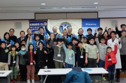 ��u����q�ǂ��B��u���搶��X�^�b�t�A�L���j�X����ŋL�O�B�e