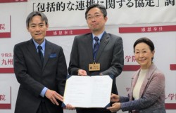 ��������񂾋�B���[�e���w�@�̕��c�M�q�������i�E�j�ƃA�I�o�C���^�[�i�V���i���G�f���P�C�V���i���V�X�e���Y�̎ēc�ގВ��i���j�B�����͖ؑ��h���m��