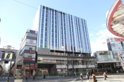 ���샊�]�[�g�̓s�s�^�z�e��������������{���́uShinsekai����GATE�v�B�S���J�Ƃ֓����H�����{�i�����Ă���