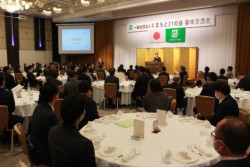 ��P�Q�O�l���o�Ȃ����V�N�𗬉�