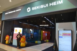 �C�I�����[���F�{�Q�K�ɃI�[�v���������X�B��^���Ǝ{�ݓ��o�X�̓C�I�����[���{��X�Ɏ����łQ�X�ځB