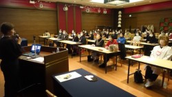 ���񂪏��߂Ă̊��ŁA������60�l���o�Ȃ����B�u����͒��H�������č��k����