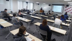 4��18���Ɍ����H��قŊJ�u����������