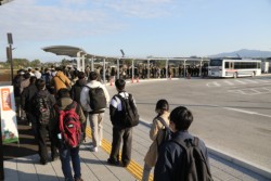 ߑOW߂AZ~Rʋ΃oX̗p҂錴wḱuoX]LvBL͗p҂̈SmۂȂǂړIɂTɒBoX͌F{dCS^sAPOɂPRTւRWւɑւĂ